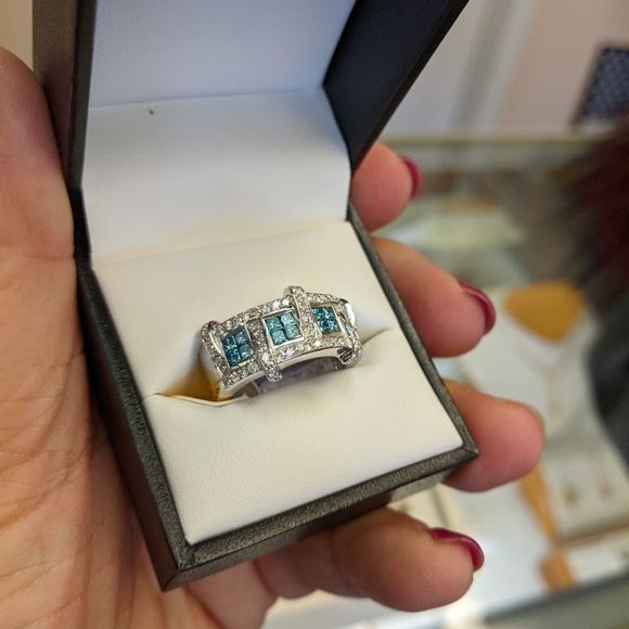 18k blue & white diamond ring - Picture 11 of 12